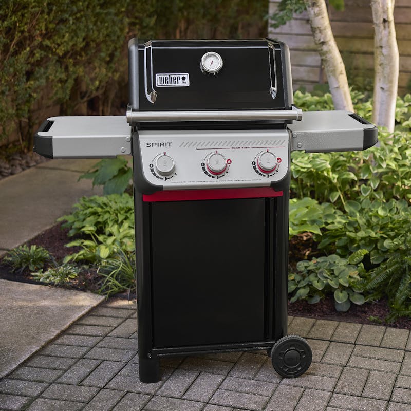 asador weber gas natural 325 en el patio