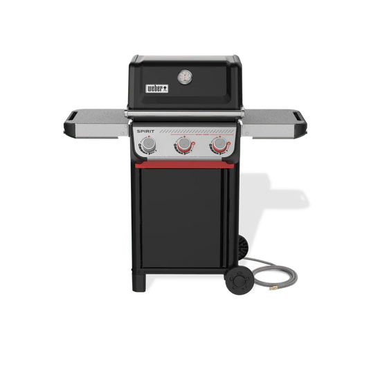 Hombre sostiene paquete de astillas de madera para ahumar, ideal para asados y bbq