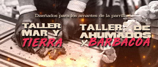 Manos con guantes manipulando carne y mariscos en taller de ahumados y barbacoa