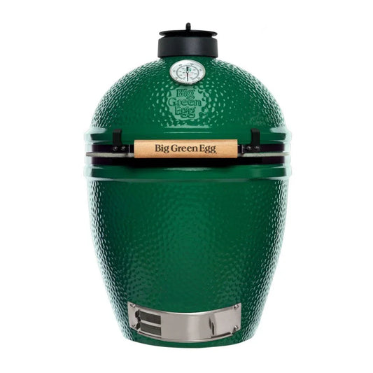 Hombre sostiene paquete de astillas de madera para ahumar, ideal para asados y bbq