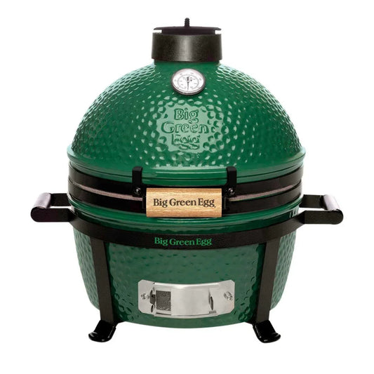 Hombre sostiene paquete de astillas de madera para ahumar, ideal para asados, parrilla, ahumados y bbq