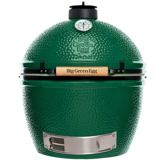 Hombre sostiene paquete de astillas de madera para ahumar, ideal para asados, parrilla, ahumados y bbq