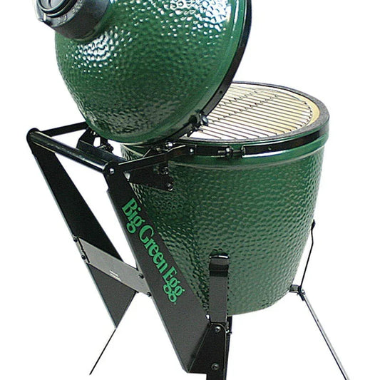 Hombre sostiene paquete de astillas de madera para ahumar, ideal para asados y parrilla