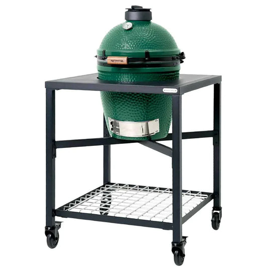 Hombre sostiene paquete de astillas de madera para ahumar, ideal para asados y parrilla