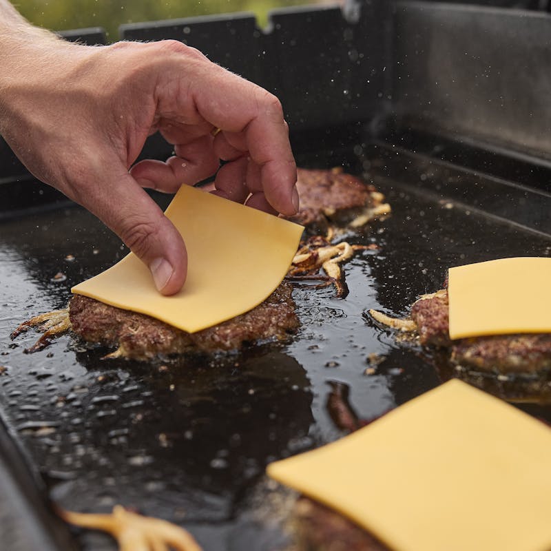 weber 425 gas natural prepara las mejores hamburguesas