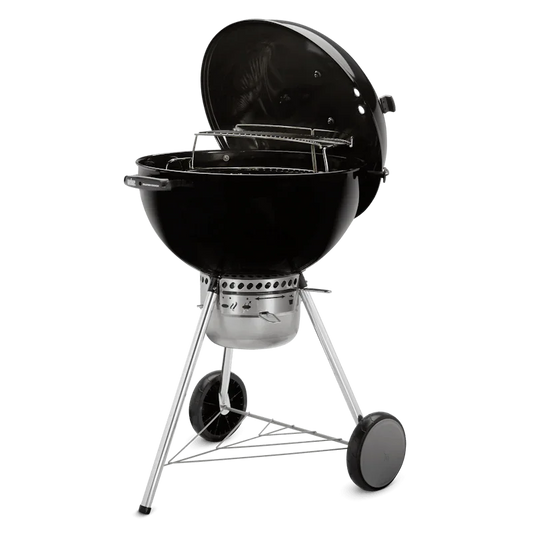 Hombre sostiene paquete de astillas de madera para ahumar, ideal para asados, parrilla y bbq