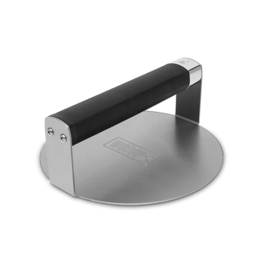 Hombre sostiene paquete de astillas de madera para ahumar, ideal para asados y parrillas