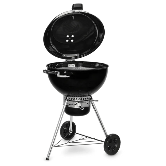 Hombre sostiene paquete de astillas de madera para ahumar en asados y parrilla, ideal para bbq