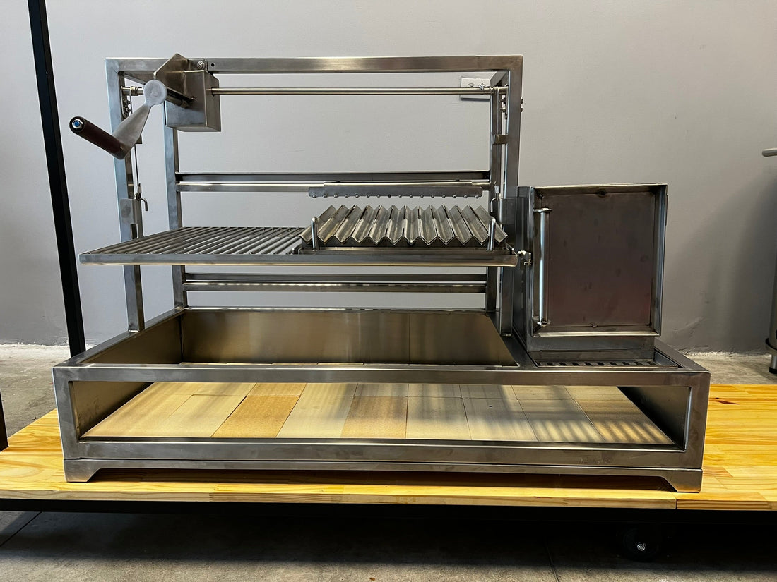 Parrilla argentina en acero inoxidable con brasero lateral, diseño y fabricación propia de Parrilleros Aficionados