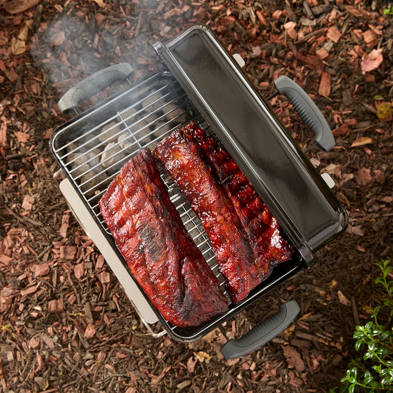 Asador A Carbón Go-Anywhere con un rack de costillas