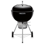 Asador de carbón redondo con tapa, ideal para parrilla y ahumados en exteriores.