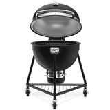 Asador Weber Summit Kamado de carbón, tapa abierta, ideal para parrilla y ahumados.