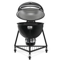 Asador Weber Summit Kamado de carbón, tapa abierta, ideal para parrilla y ahumados.