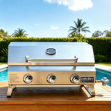 Asador a gas ONLYFIRE de 3 quemadores instalado en una terraza junto a la piscina