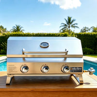 Asador a gas ONLYFIRE de 3 quemadores instalado en una terraza junto a la piscina