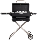Parrilla portátil Masterbuilt con la tapa abierta sobre el carrito plegable