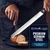 Cuchillo de cocina de acero alemán premium cortando carne asada sobre plato negro.