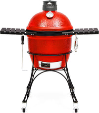 Kamado Joe Classic I de cerámica roja sobre su carrito de hierro fundido, con las repisas laterales desplegadas