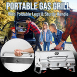 Hombre cargando el asador portátil ONLYFIRE con las patas plegadas hacia una camioneta