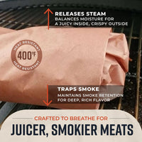 Hombre sostiene paquete de astillas de madera para ahumar, ideal para asados, parrilla y bbq.