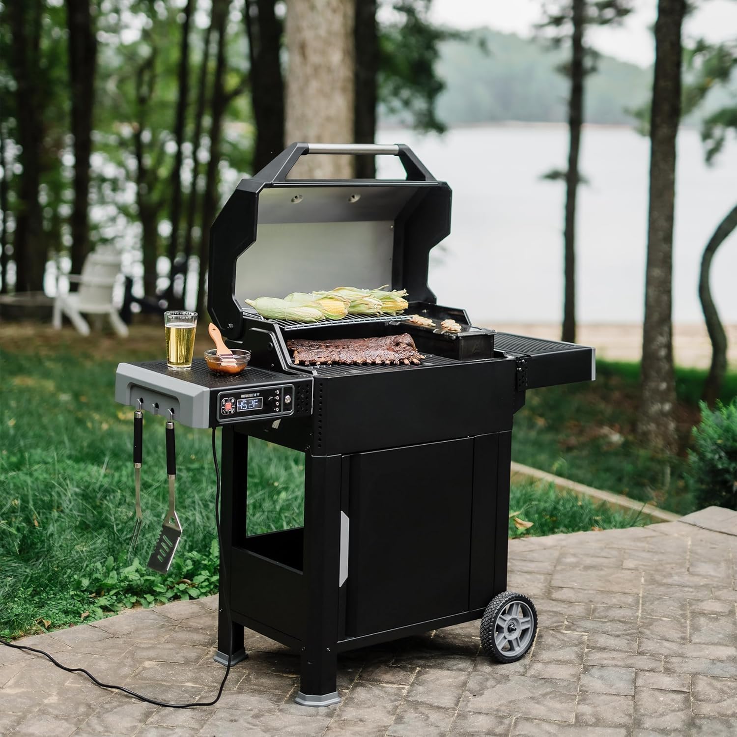 Asador de parrilla profesional a la brasa con tapa abierta, listo para cocinar en exterior