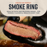 Hombre sostiene paquete de astillas de madera para ahumar, ideal para asados, parrilla, ahumados y bbq