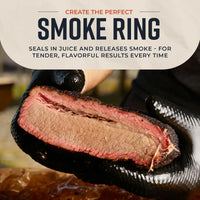 Hombre sostiene paquete de astillas de madera para ahumar, ideal para asados, parrilla, ahumados y bbq