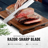 Mano cortando carne asada jugosa con cuchillo afilado sobre tabla de madera, ideal para parrilla y BBQ.