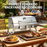 Asador portátil ONLYFIRE sobre una mesa de patio con carnes y verduras a la parrilla