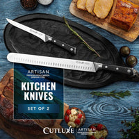 Dos cuchillos de cocina artesanales de acero alemán en tabla de cortar junto a carne asada y vegetales.