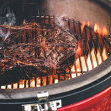 Costillar ahúmandose sobre la parrilla del Kamado Joe