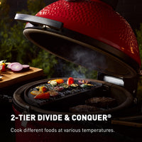 Sistema Divide and Conquer de dos niveles con verduras y carne sobre la parrilla