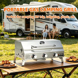 Asador a gas portátil ONLYFIRE usado en camping junto a una casa rodante