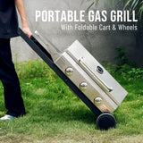 Hombre trasladando el asador ONLYFIRE GS308 gracias al carro plegable con ruedas