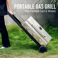 Hombre trasladando el asador ONLYFIRE GS308 gracias al carro plegable con ruedas