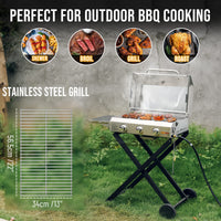 Asador ONLYFIRE GS308 con carnes en la parrilla de acero inoxidable en un jardín