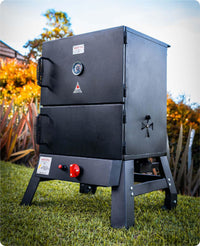 Ahumador vertical dual gas y carbón en jardín, ideal para asados, parrilla, ahumados y BBQ