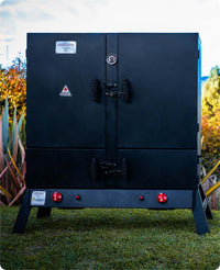 Hombre sostiene paquete de astillas de madera para ahumar, ideal para asados, parrilla, ahumados y bbq