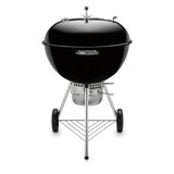 Hombre sostiene paquete de astillas de madera para ahumar, ideal para asados, parrilla y bbq