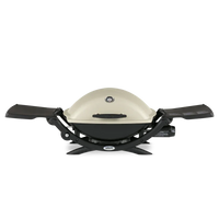 Hombre sostiene paquete de astillas de madera para ahumar, ideal para asados y parrilla