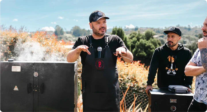 Hombre sostiene paquete de astillas de madera para ahumar, ideal para asados, parrilla y bbq