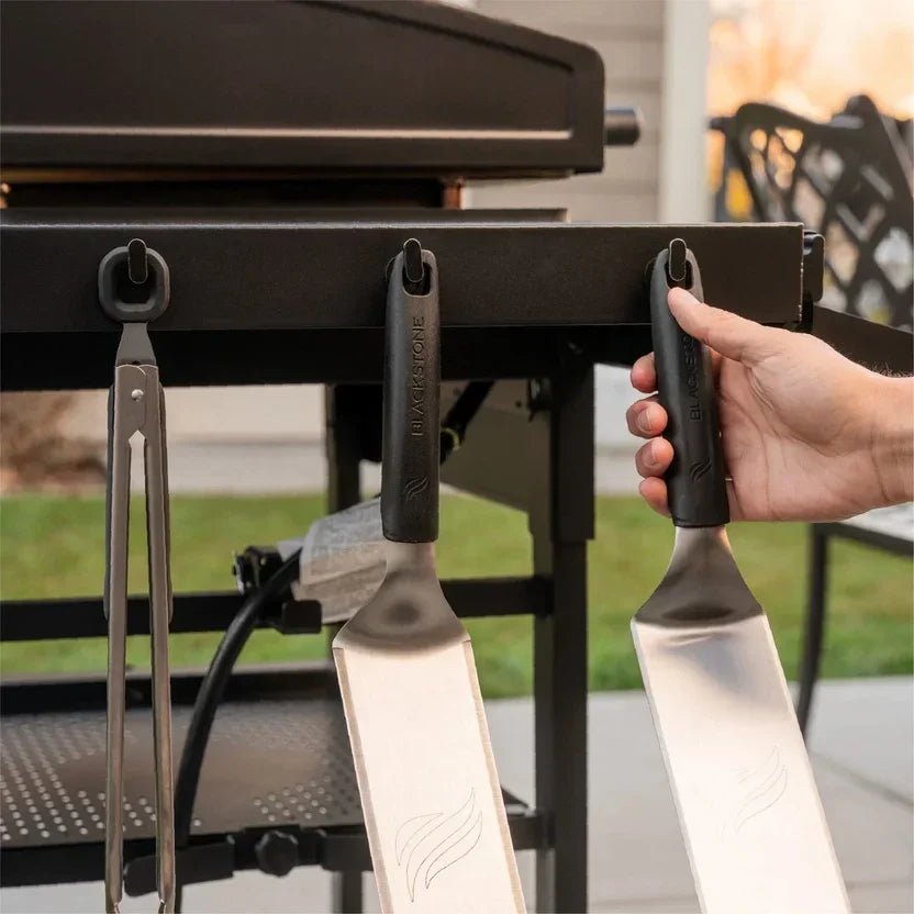 Hombre sostiene paquete de astillas de madera para ahumar, ideal para asados y parrilla