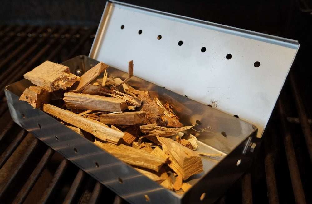 Astillas de madera en caja ahumadora