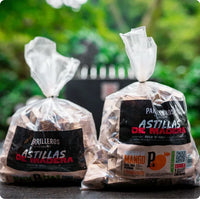 Hombre sostiene paquete de astillas de madera para ahumar, ideal para asados, parrilla, ahumados y bbq