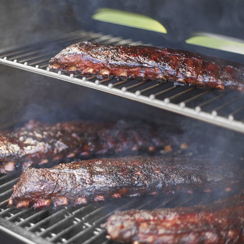 Parrilla a Pellets de Madera Smokefire EX4 (2da Generación) - Weber Colombia - Costillas bbq ahumadas