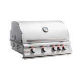 Hombre sostiene paquete de astillas de madera para ahumar, ideal para asados, parrilla y bbq