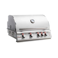 Hombre sostiene paquete de astillas de madera para ahumar, ideal para asados, parrilla y bbq
