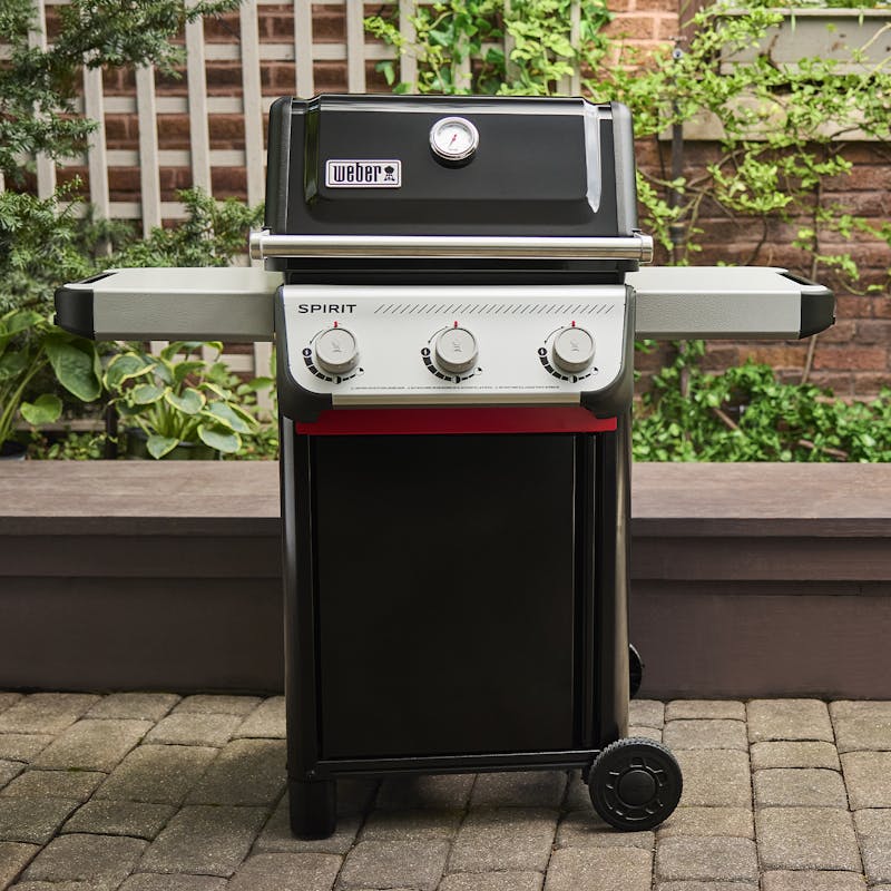 asador de gas propano spirit 310 en el patio