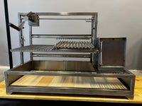 Parrilla argentina inox con manivela de elevación y lecho de ladrillo refractario, vista frontal