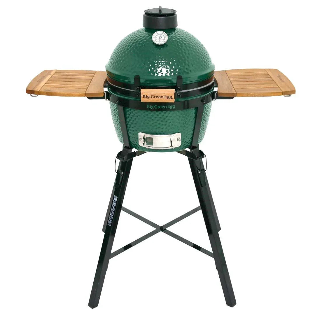 Hombre sostiene paquete de astillas de madera para ahumar, ideal para asados, parrilla, ahumados y bbq